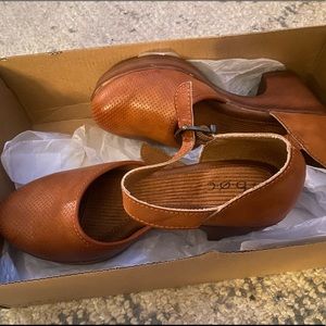 Brand new BOC Gia heels in Tan